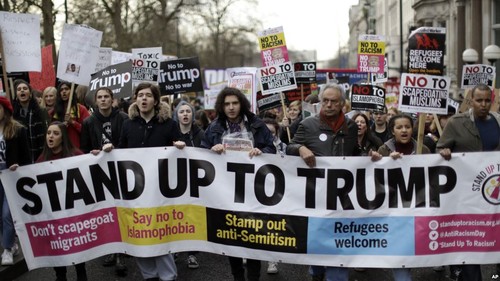 Donald Trump’s immigration ban draws public indignation - ảnh 1